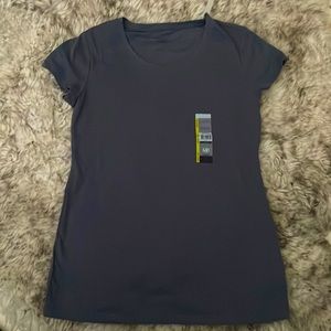 🔮 3/$15!! NWT Gray Semi-Fitted Women’s Tee. Size Large.
